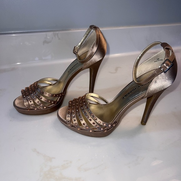 Scrappy, sparkle heel. Size 8 - Picture 3 of 7